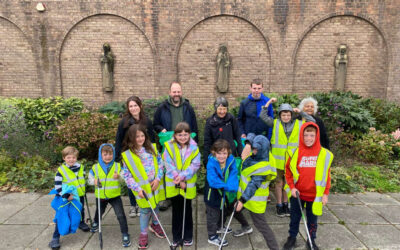 Le famiglie della parrocchia si uniscono per prendersi cura del creato nella vivace raccolta dei rifiuti