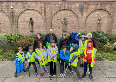 Famílias de uma paróquia se unem para cuidar da criação em ação de limpeza